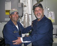 Le capitaine du Maersk Alabama, Richard Philips (d), avec le commandant Frank Castellano du USS Bainbridge apr&egrave;s sa lib&eacute;ration au large des c&ocirc;tes somaliennes, le 12 avril 2009
